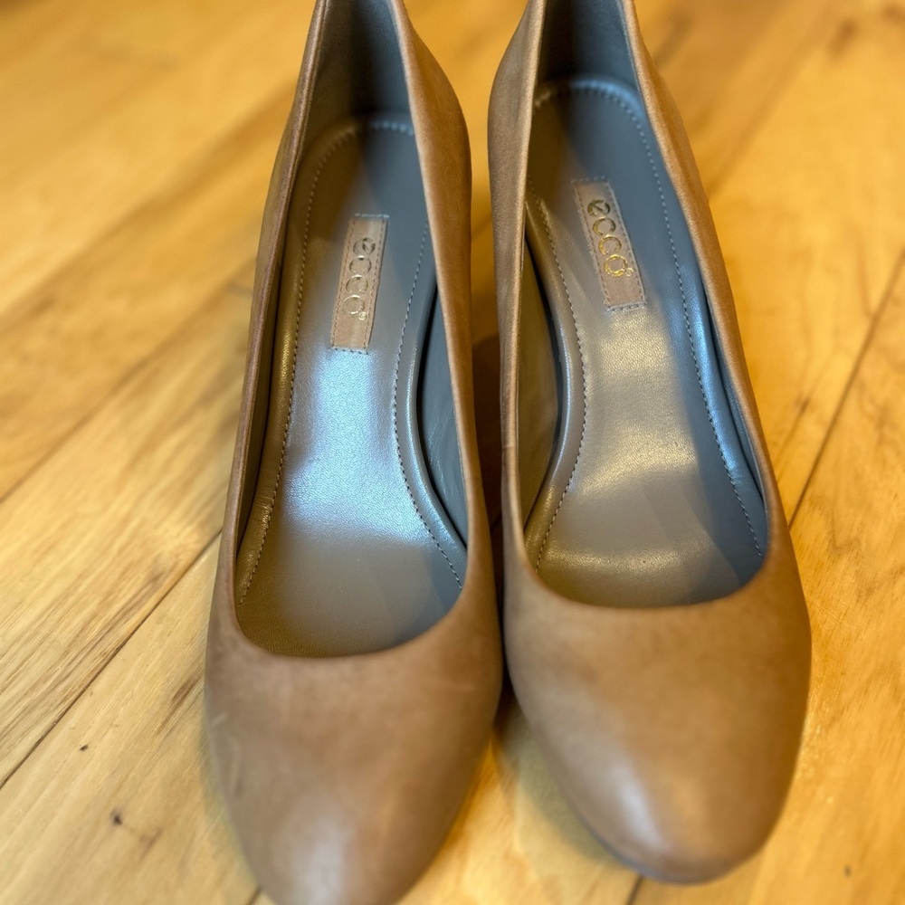 NWOT Ecco Women’s Tan Heels Shoes - Picture 2 of 14